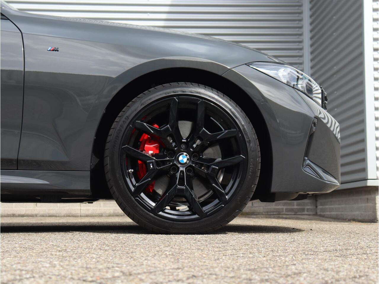 BMW 3-SERIE Sedan 330e | M Sportpakket Pro | Panodak | Harman Kardon | Camera | Getint Glas | Adaptive LED | Verwarmbare Voorstoelen | 19'' LMV | Ekris Selection