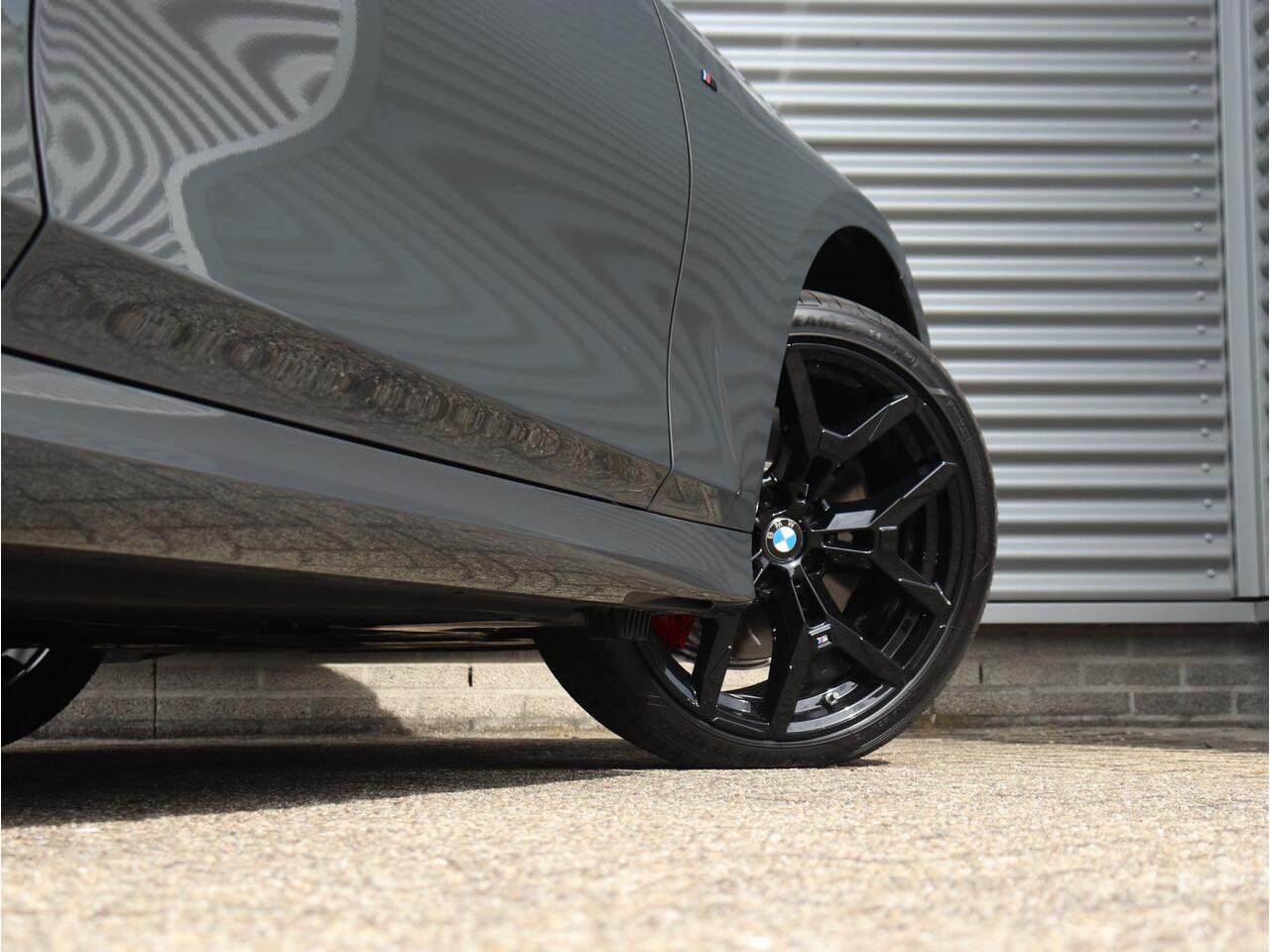 BMW 3-SERIE Sedan 330e | M Sportpakket Pro | Panodak | Harman Kardon | Camera | Getint Glas | Adaptive LED | Verwarmbare Voorstoelen | 19'' LMV | Ekris Selection