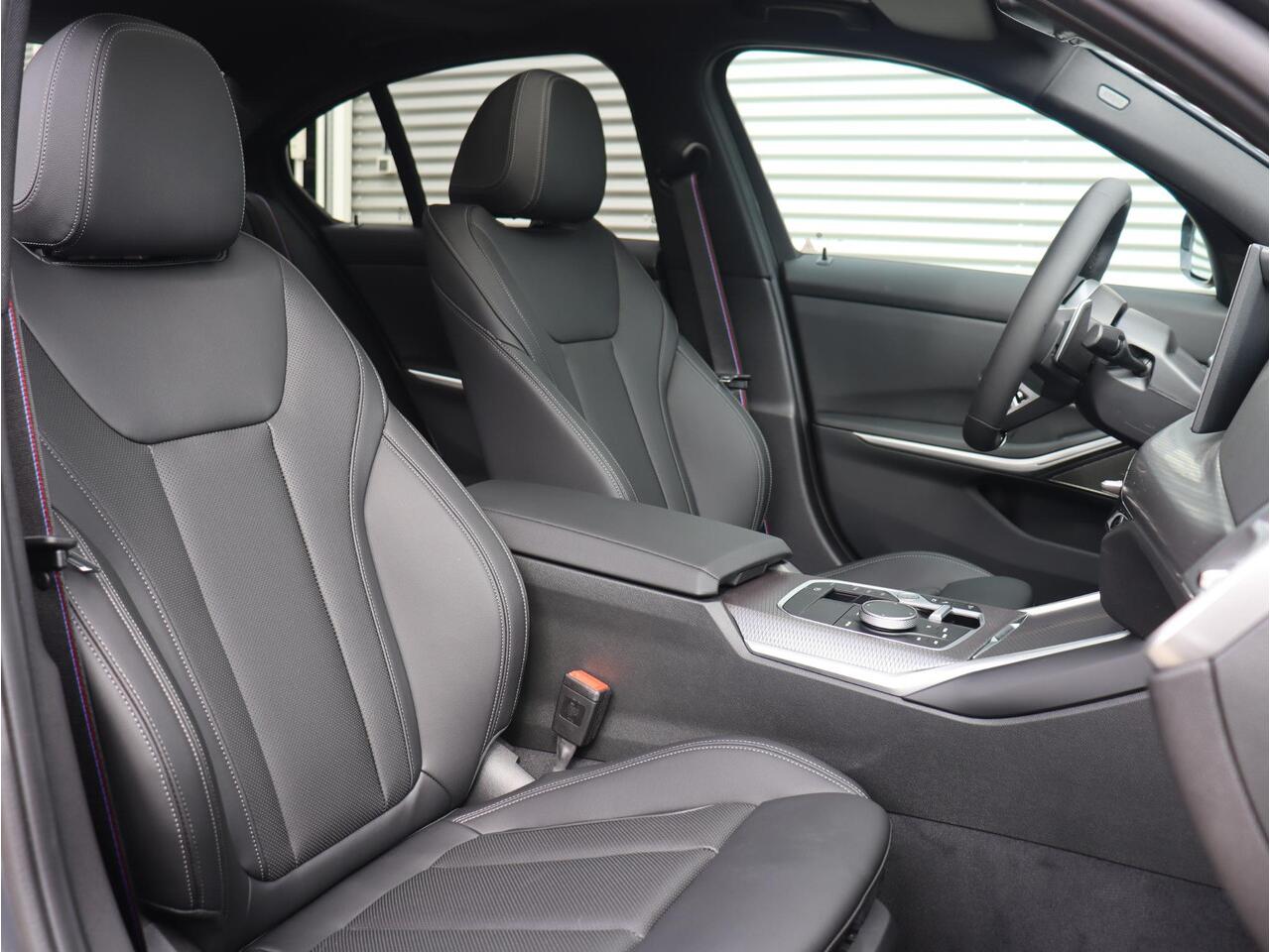 BMW 3-SERIE Sedan 330e | M Sportpakket Pro | Panodak | Harman Kardon | Camera | Getint Glas | Adaptive LED | Verwarmbare Voorstoelen | 19'' LMV | Ekris Selection