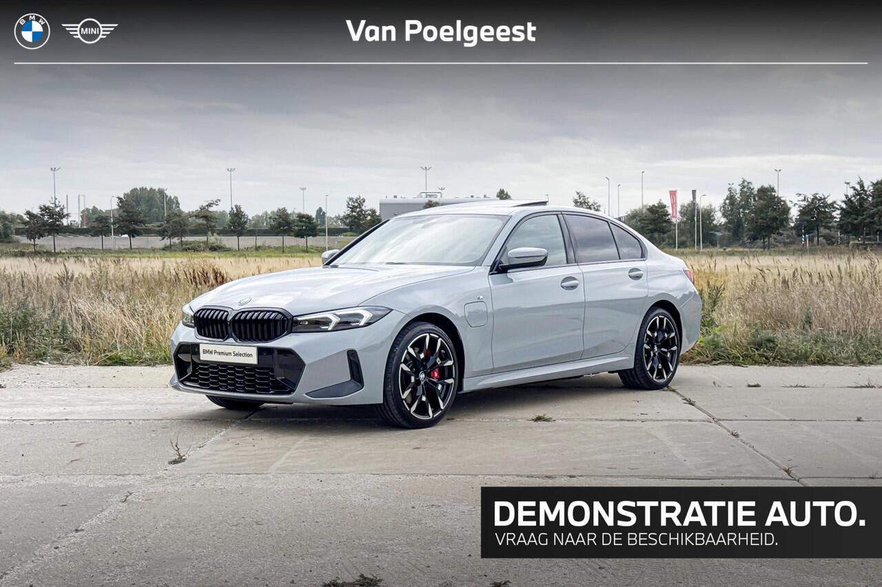 BMW 3-SERIE Sedan 330e | M Sport | Glazen Panoramadak | Harman Kardon | Head-up Display | Trekhaak |