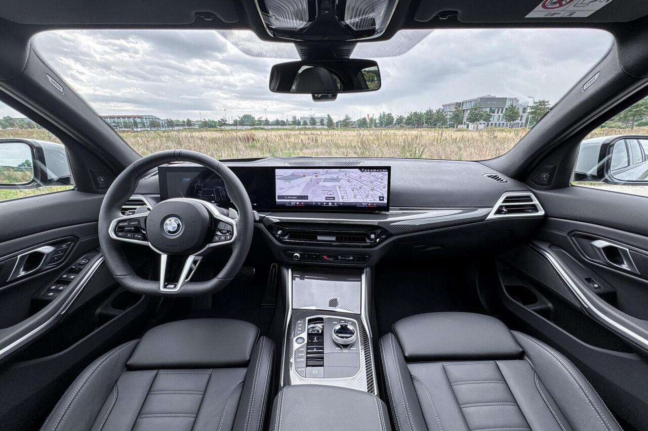 BMW 3-SERIE Sedan 330e | M Sport | Glazen Panoramadak | Harman Kardon | Head-up Display | Trekhaak |