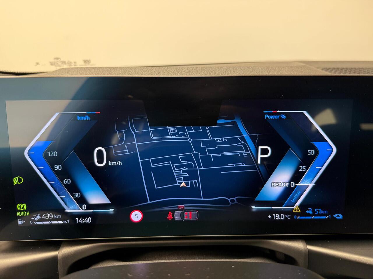 BMW 3-SERIE Touring 330e xDrive | M-Sportpakket | LED | Leder | Navigatie | Schuifdak | Trekhaak | Stoelverwarming | DAB | Alu 19 inch