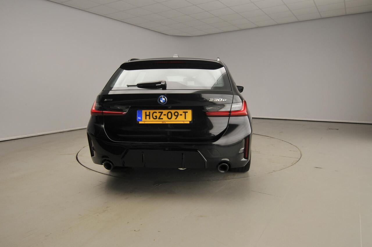 BMW 3-SERIE Touring 330e xDrive | M-Sportpakket | LED | Leder | Navigatie | Schuifdak | Trekhaak | Stoelverwarming | DAB | Alu 19 inch