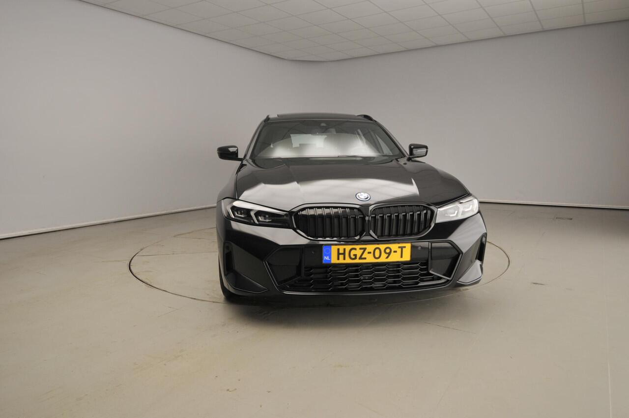 BMW 3-SERIE Touring 330e xDrive | M-Sportpakket | LED | Leder | Navigatie | Schuifdak | Trekhaak | Stoelverwarming | DAB | Alu 19 inch