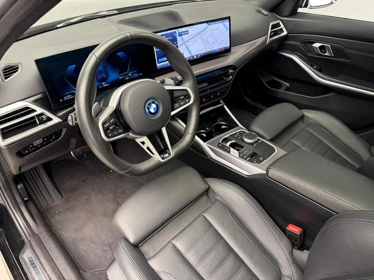 BMW 3-SERIE Touring 330e xDrive | M-Sportpakket | LED | Leder | Navigatie | Schuifdak | Trekhaak | Stoelverwarming | DAB | Alu 19 inch