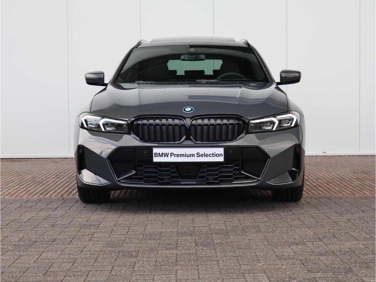 BMW 3-SERIE Touring 330e M Sportpakket Pro/ Stuurwiel verwarmd/ Comfort Access/ panoramadak/ Stoelverwarming/ Elektrische Trekhaak/ Active Cruise Control | Ekris Selection