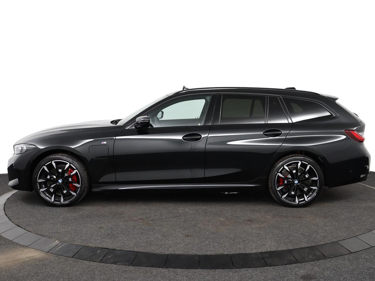 BMW 3-SERIE Touring 330e xDrive M Sportpakket Pro | Trekhaak | Panoramadak | Harman Kardon | Active Cruise Control | Comfort Access | Ekris Selection