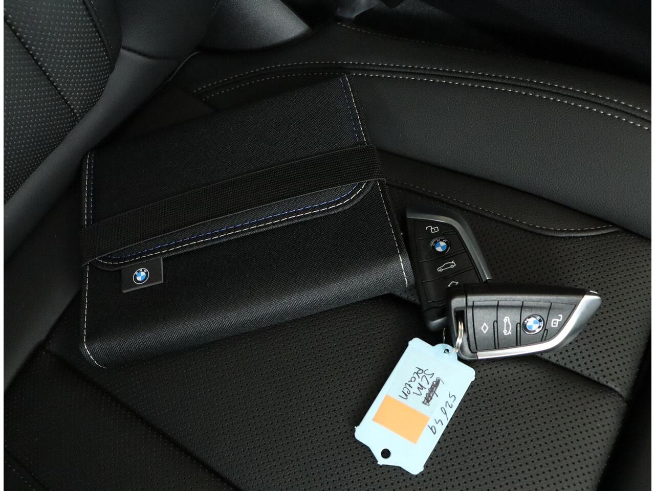 BMW 3-SERIE Touring 330e xDrive M Sportpakket Pro | Trekhaak | Panoramadak | Harman Kardon | Active Cruise Control | Comfort Access | Ekris Selection