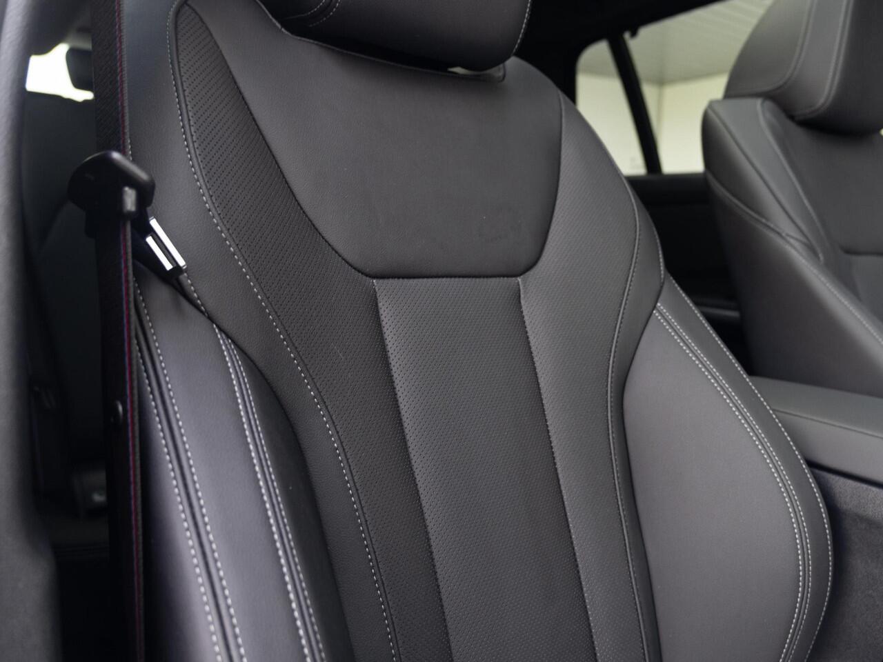 BMW 3-SERIE Touring 330e | M Sportpakket Pro | Achteruitrijcamera | Panoramadak | Stoelverwarming | Cruise Control | 18''