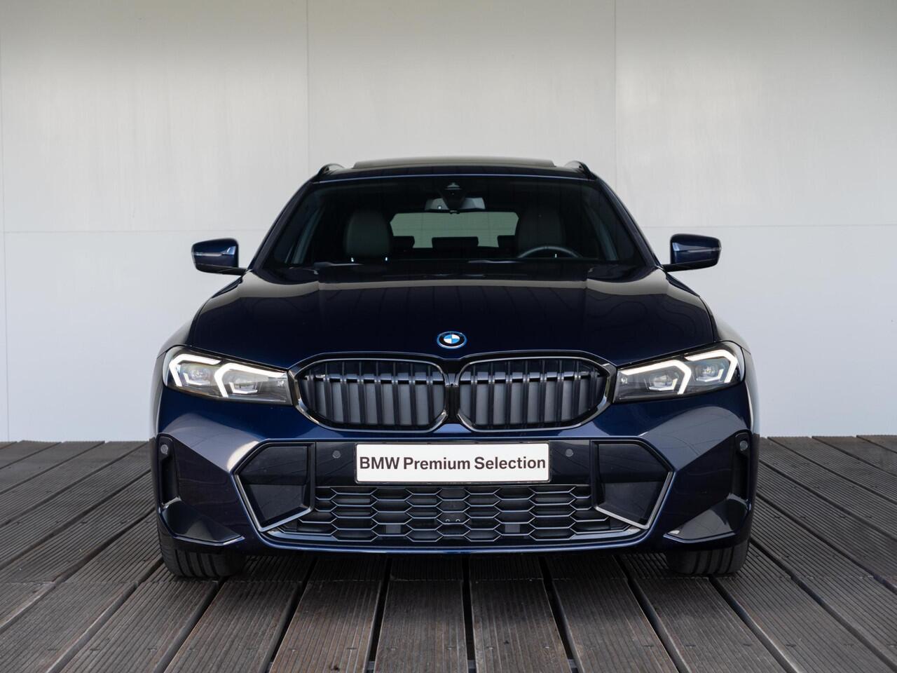 BMW 3-SERIE Touring 330e | M Sportpakket Pro | Achteruitrijcamera | Panoramadak | Stoelverwarming | Cruise Control | 18''