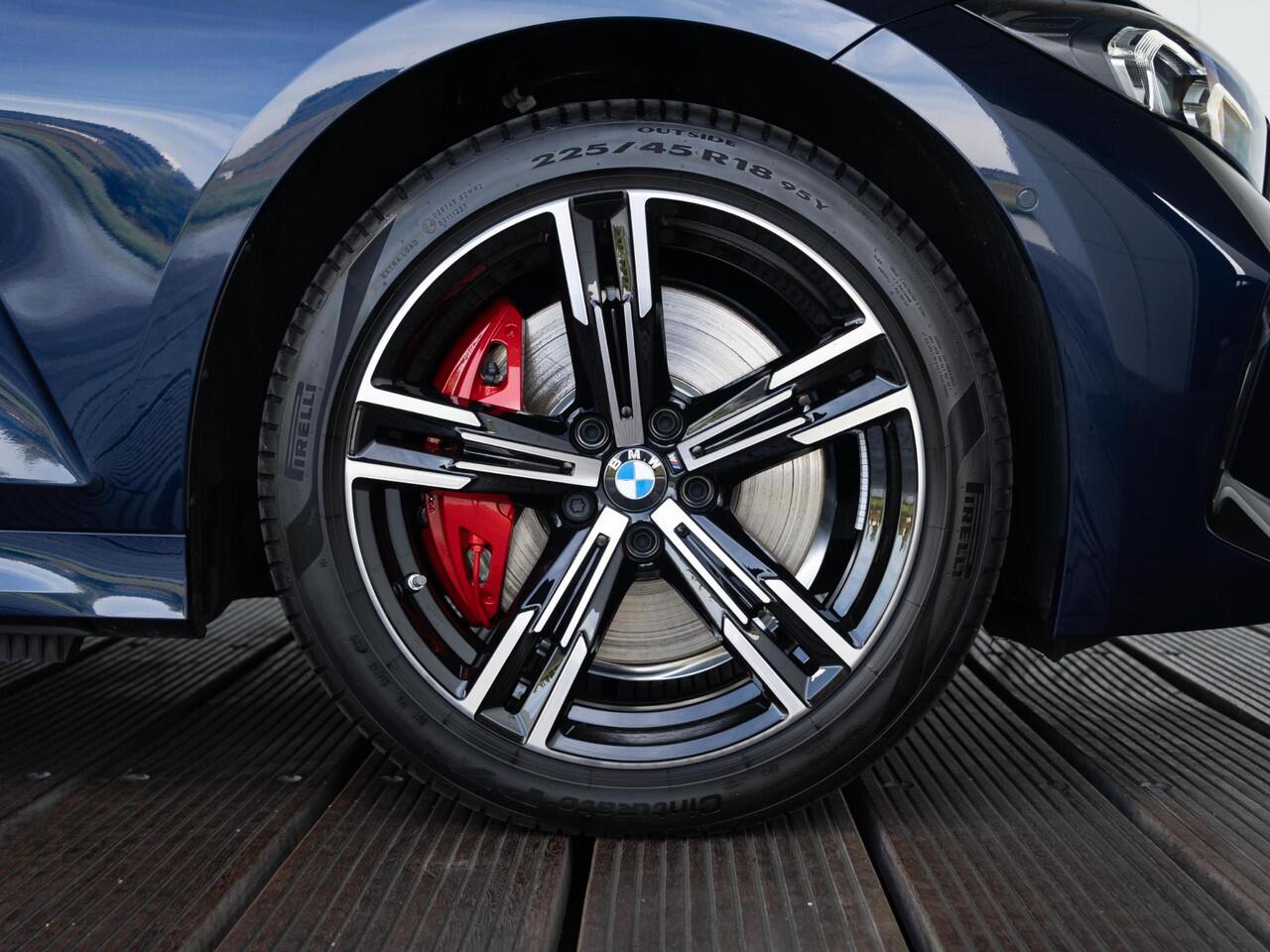 BMW 3-SERIE Touring 330e | M Sportpakket Pro | Achteruitrijcamera | Panoramadak | Stoelverwarming | Cruise Control | 18''