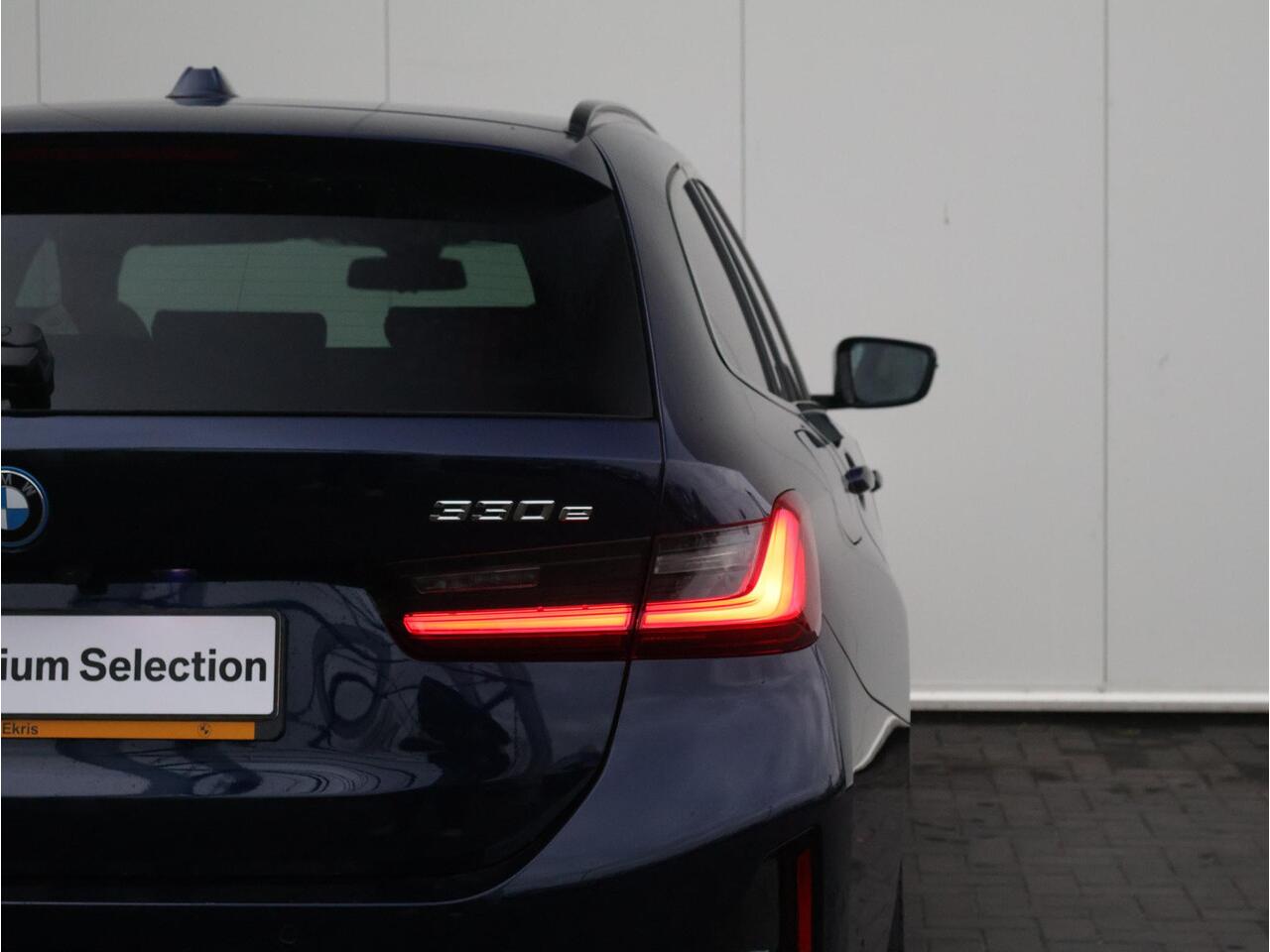 BMW 3-SERIE Touring 330e M Sportpakket Pro/ Stuurwiel verwarming/ Comfort Access/ Elektrische Trekhaak/ panoramadak/ Sportstoelen/ Stoelverwarming/ Active Cruise Control/ Harman Kardon / Ekris Selection