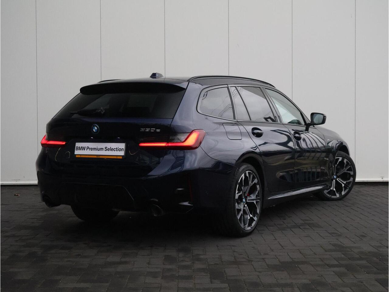 BMW 3-SERIE Touring 330e M Sportpakket Pro/ Stuurwiel verwarming/ Comfort Access/ Elektrische Trekhaak/ panoramadak/ Sportstoelen/ Stoelverwarming/ Active Cruise Control/ Harman Kardon / Ekris Selection