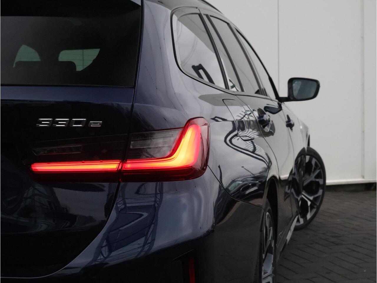 BMW 3-SERIE Touring 330e M Sportpakket Pro/ Stuurwiel verwarming/ Comfort Access/ Elektrische Trekhaak/ panoramadak/ Sportstoelen/ Stoelverwarming/ Active Cruise Control/ Harman Kardon / Ekris Selection
