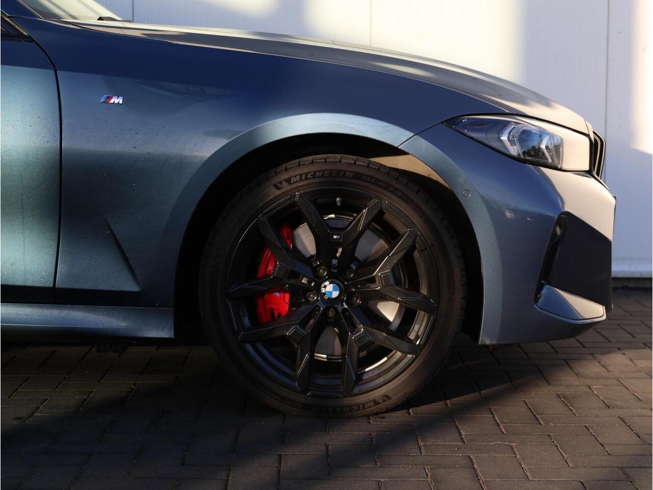 BMW 3-SERIE Touring 330e M Sportpakket Pro | Stuurwiel Verwarming | Comfort Access | Elektrische Trekhaak | Panoramadak | Driving Assistant Professional | Stoelverwarming | Harman-Kardon | Ekris Selection