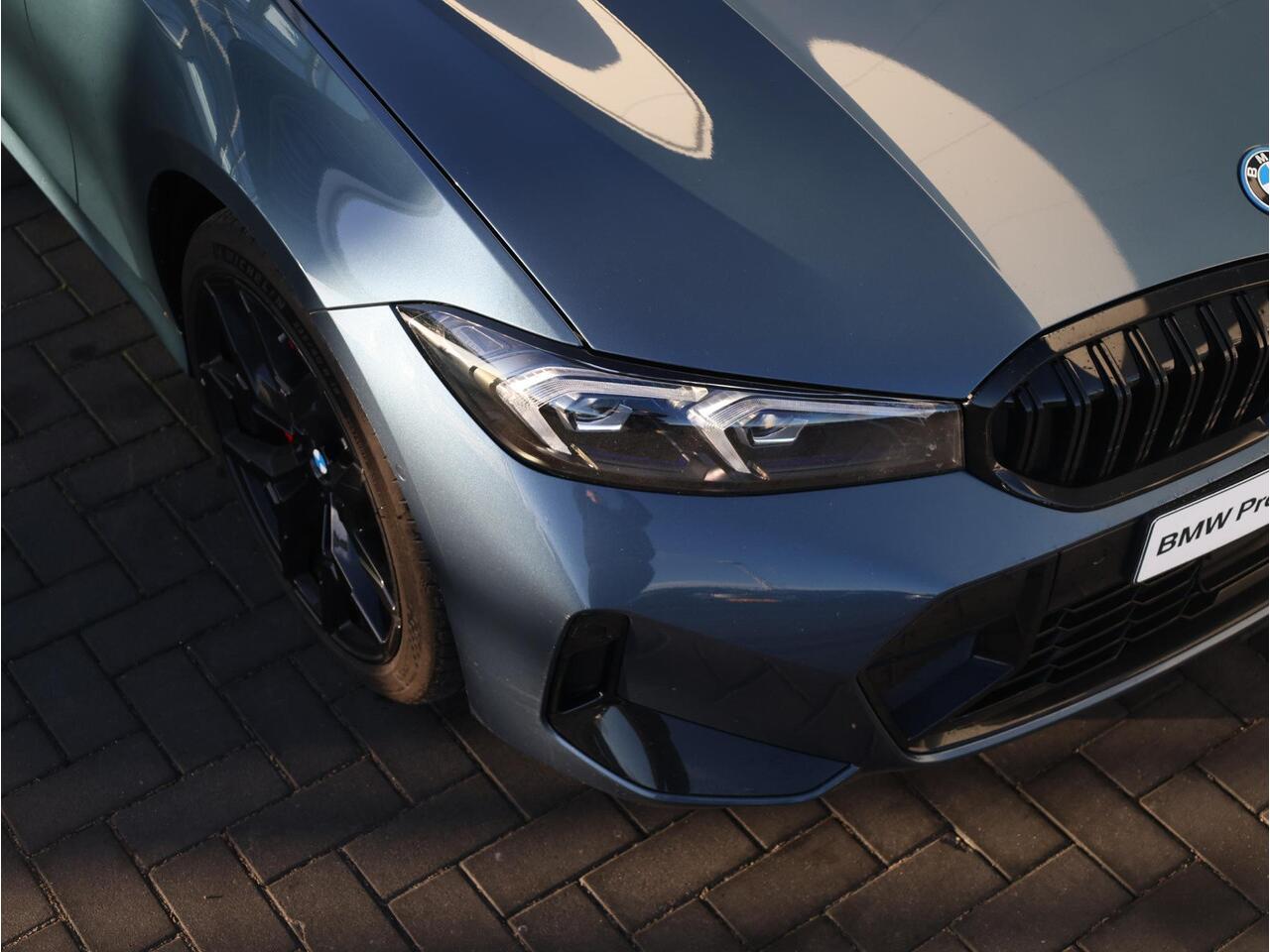 BMW 3-SERIE Touring 330e M Sportpakket Pro | Stuurwiel Verwarming | Comfort Access | Elektrische Trekhaak | Panoramadak | Driving Assistant Professional | Stoelverwarming | Harman-Kardon | Ekris Selection