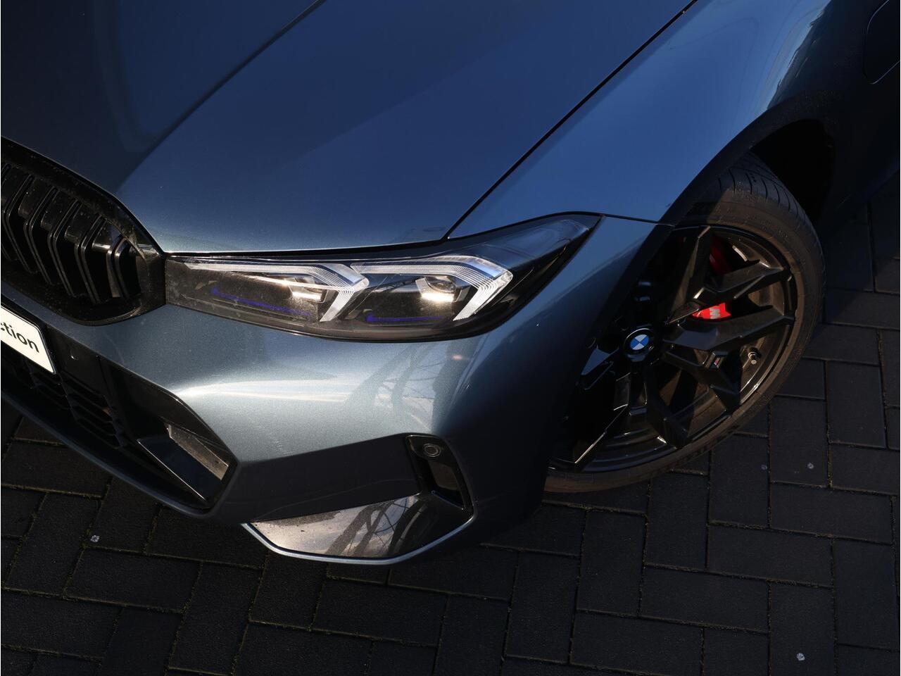 BMW 3-SERIE Touring 330e M Sportpakket Pro | Stuurwiel Verwarming | Comfort Access | Elektrische Trekhaak | Panoramadak | Driving Assistant Professional | Stoelverwarming | Harman-Kardon | Ekris Selection