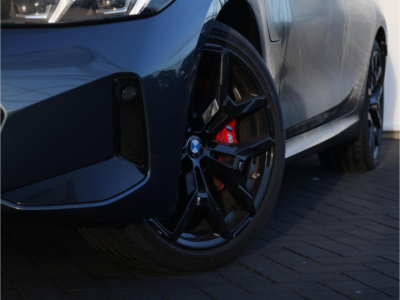 BMW 3-SERIE Touring 330e M Sportpakket Pro | Stuurwiel Verwarming | Comfort Access | Elektrische Trekhaak | Panoramadak | Driving Assistant Professional | Stoelverwarming | Harman-Kardon | Ekris Selection