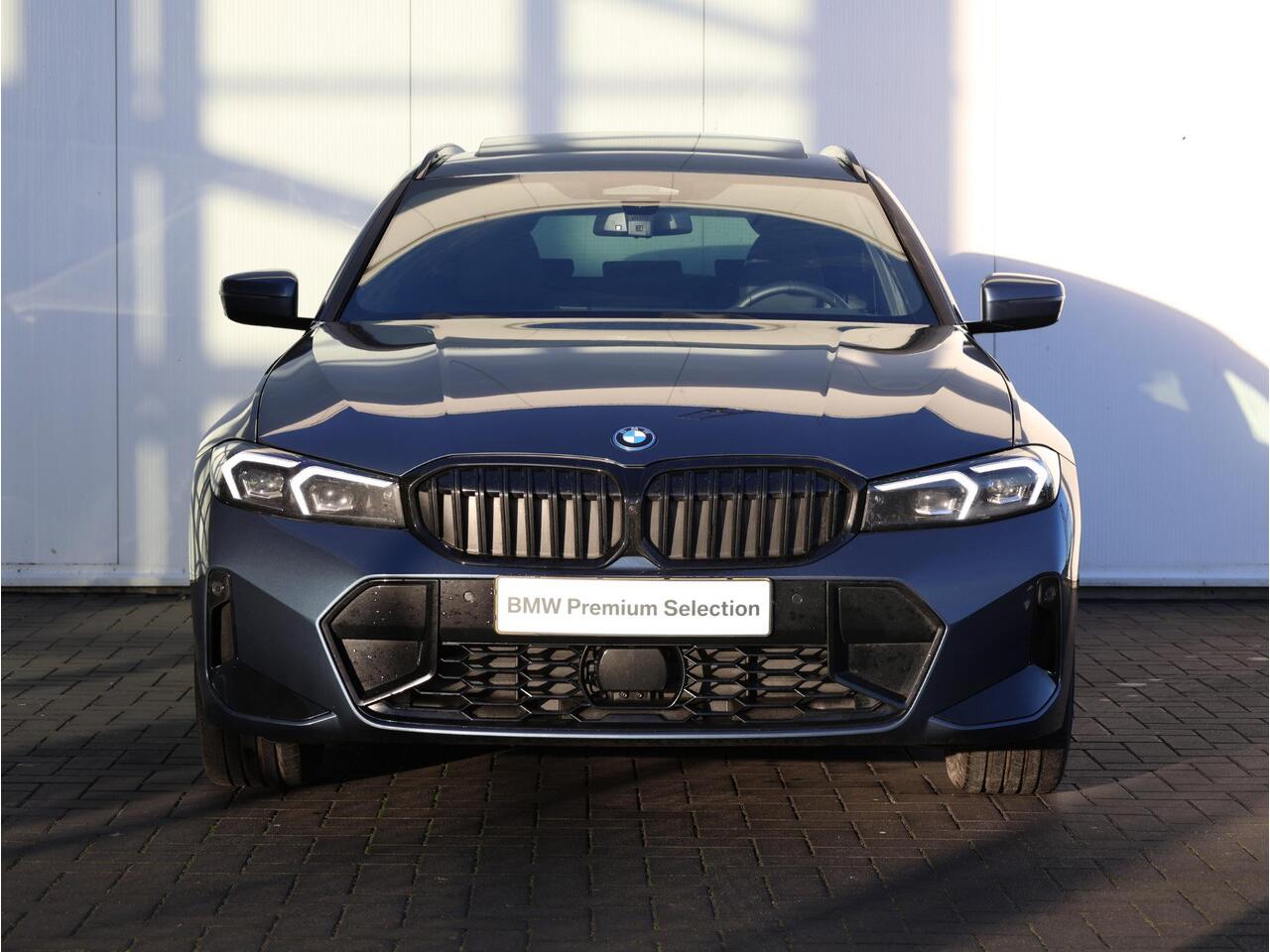 BMW 3-SERIE Touring 330e M Sportpakket Pro | Stuurwiel Verwarming | Comfort Access | Elektrische Trekhaak | Panoramadak | Driving Assistant Professional | Stoelverwarming | Harman-Kardon | Ekris Selection