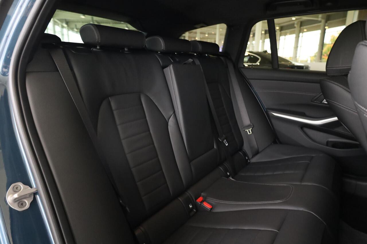 BMW 3-SERIE Touring 330e | M Sportpakket | Comfort Pack | Panorama Dak | Trekhaak