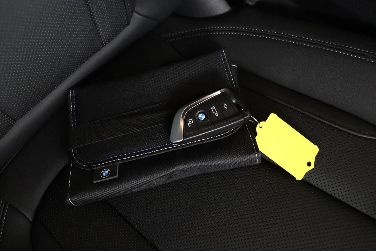 BMW 3-SERIE Touring 330e M Sportpakket | Comfort Access | Harman Kardon | Achteruitrijcamera