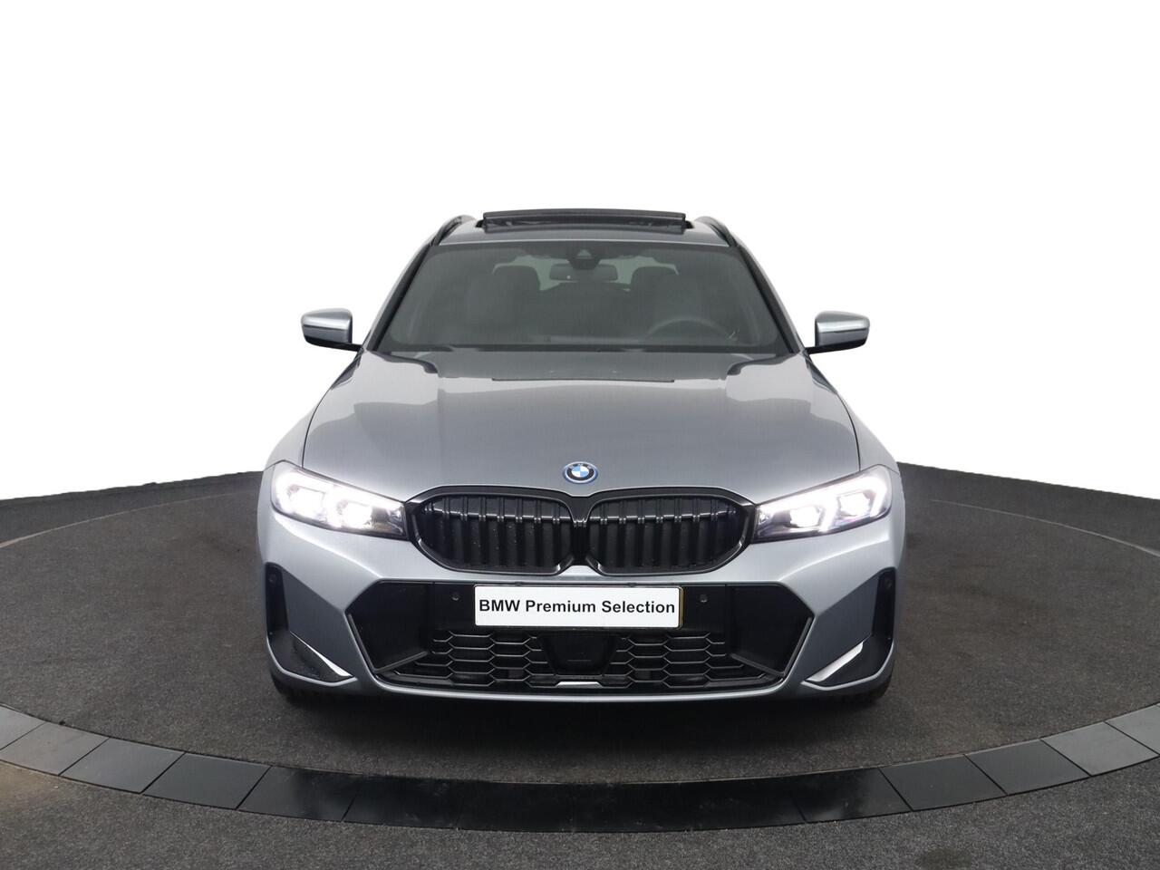 BMW 3-SERIE Touring 330e M Sportpakket Pro | Trekhaak | Panoramadak | Active Cruise Control | Harman Kardon | Ekris Selection