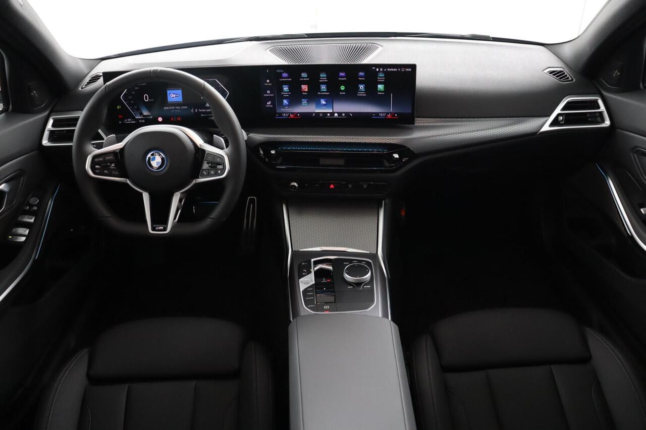 BMW 3-SERIE Touring 330e M Sportpakket Pro | Trekhaak | Panoramadak | Active Cruise Control | Harman Kardon | Ekris Selection
