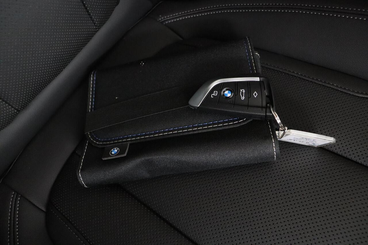 BMW 3-SERIE Touring 330e M Sportpakket Pro | Trekhaak | Panoramadak | Active Cruise Control | Harman Kardon | Ekris Selection