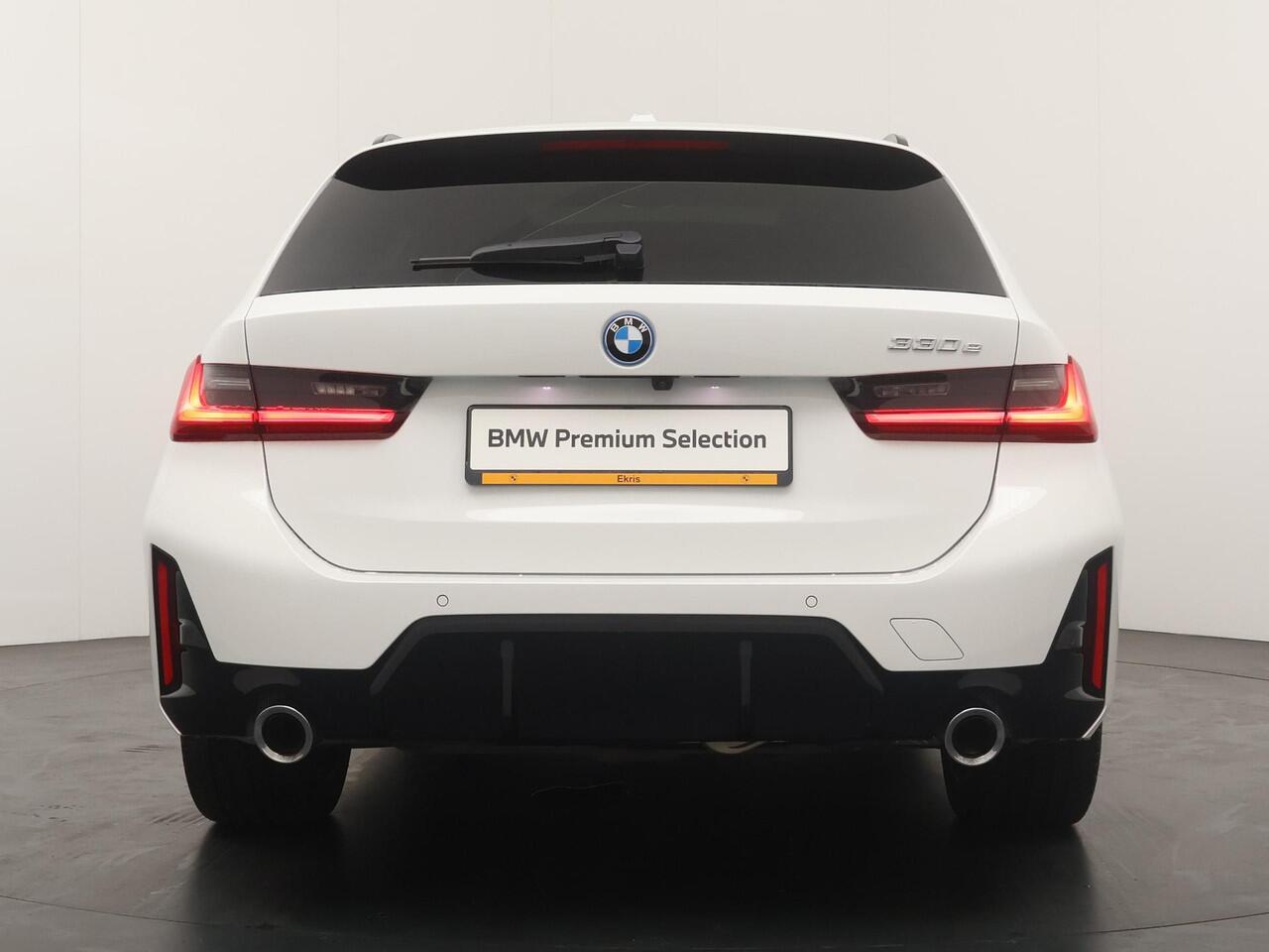 BMW 3-SERIE Touring 330e M-Sportpakket | Panoramadak | HiFi | Driving Assistant | Elektrische stoelen |