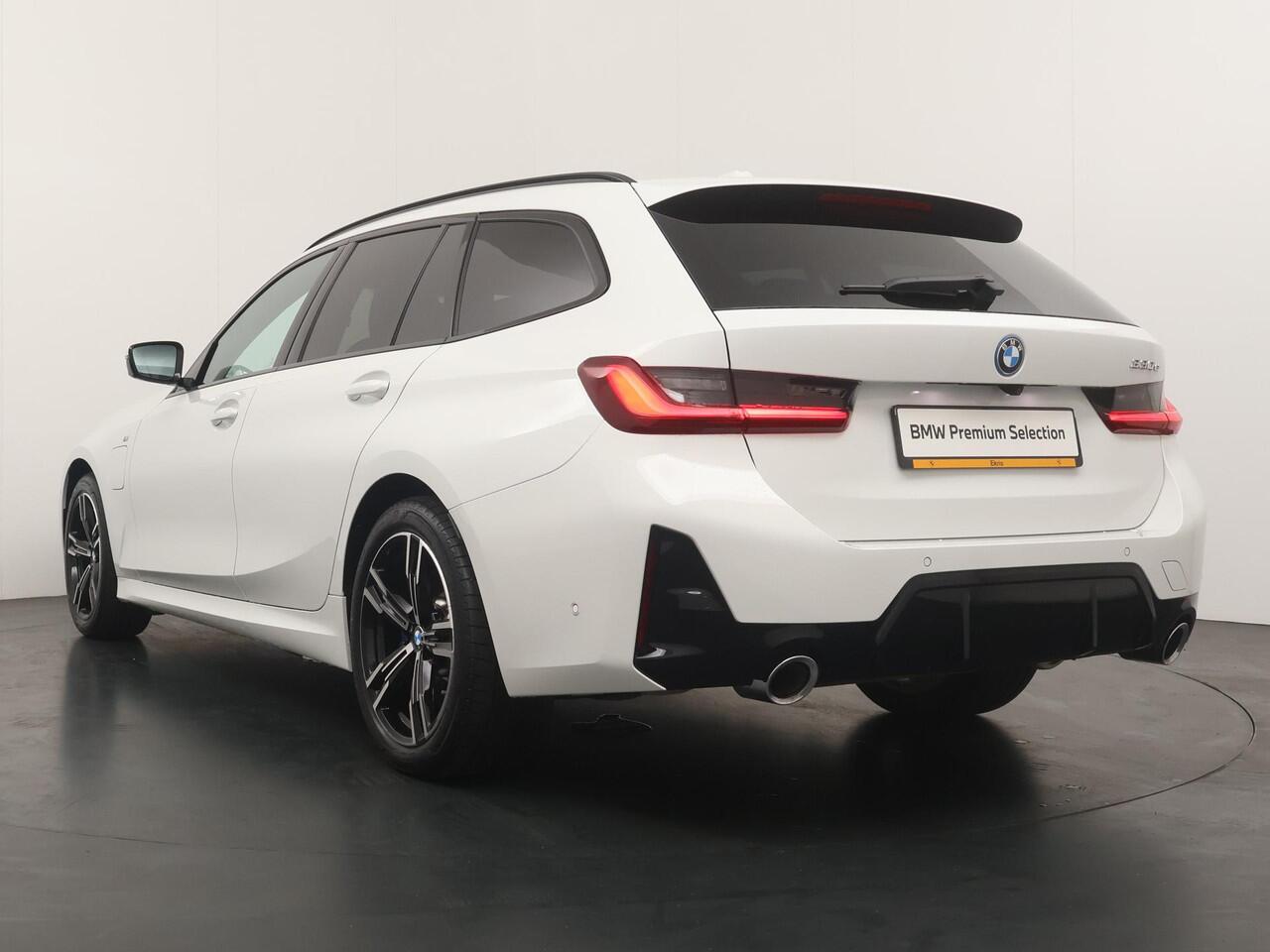 BMW 3-SERIE Touring 330e M-Sportpakket | Panoramadak | HiFi | Driving Assistant | Elektrische stoelen |