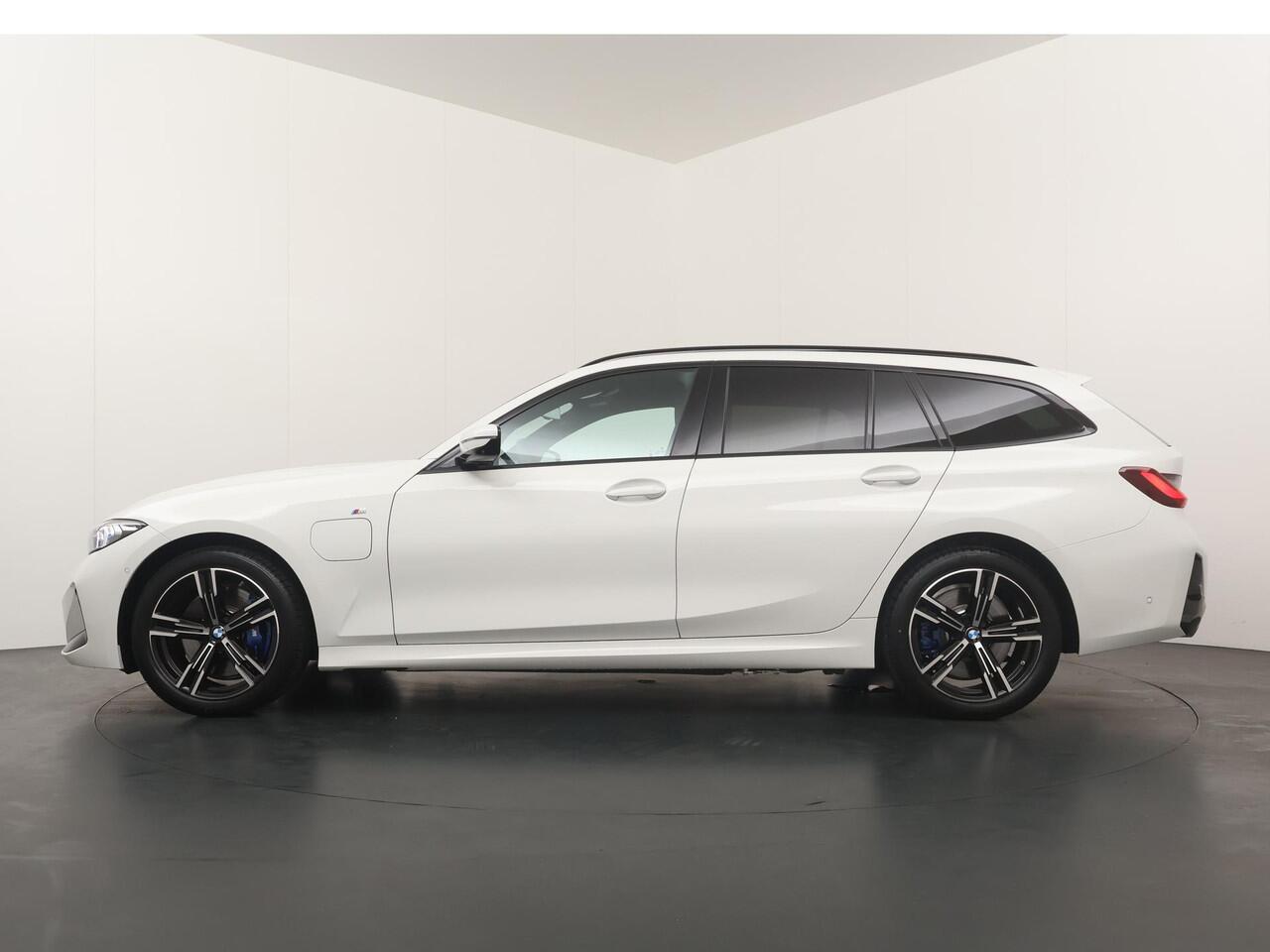 BMW 3-SERIE Touring 330e M-Sportpakket | Panoramadak | HiFi | Driving Assistant | Elektrische stoelen |