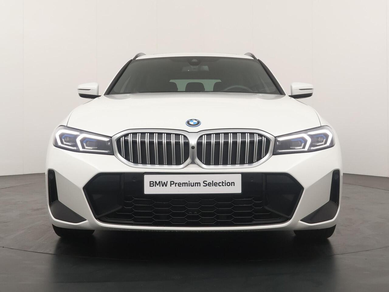 BMW 3-SERIE Touring 330e M-Sportpakket | Panoramadak | HiFi | Driving Assistant | Elektrische stoelen |