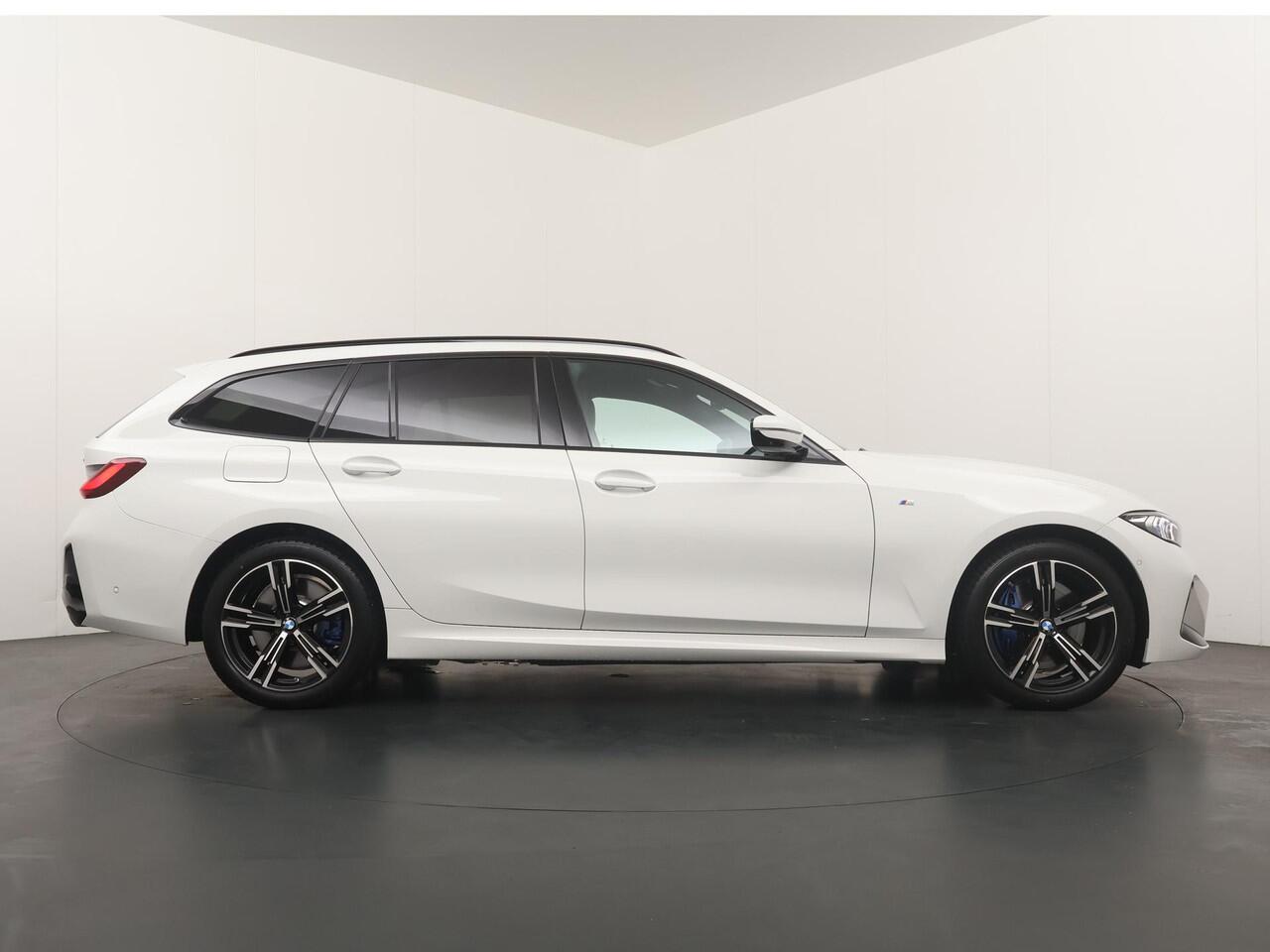 BMW 3-SERIE Touring 330e M-Sportpakket | Panoramadak | HiFi | Driving Assistant | Elektrische stoelen |