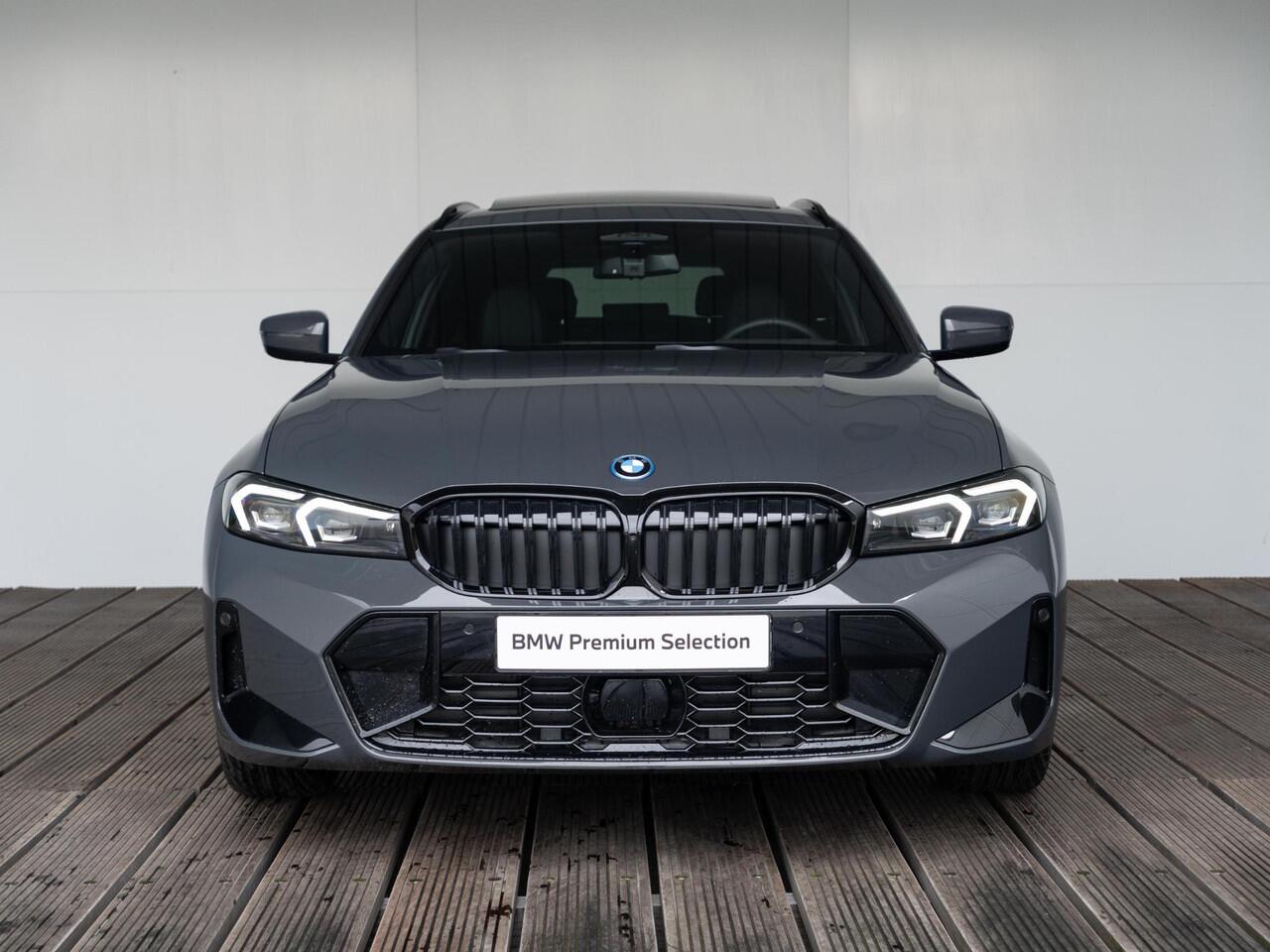 BMW 3-SERIE Touring 330e | M Sportpakket Pro | Innovation Pack | Verwarmd Stuurwiel | Comfort Access | Panoramadak | Stoelverwarming | Harman Kardon | Trekhaak | Ekris Selection