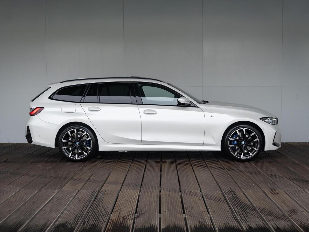 BMW 3-SERIE Touring 330e | M Sportpakket | Innovation Pack | Verwarmd Stuurwiel | Comfort Access | Panoramadak | Stoelverwarming | Harman Kardon | Trekhaak