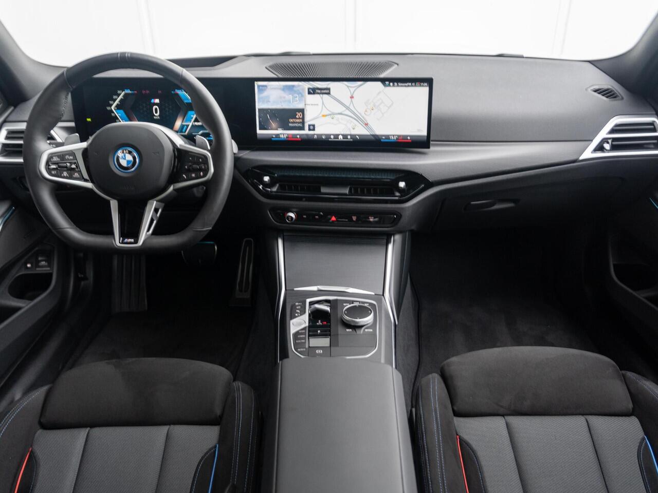 BMW 3-SERIE Touring 330e | M Sportpakket | Innovation Pack | Verwarmd Stuurwiel | Comfort Access | Panoramadak | Stoelverwarming | Harman Kardon | Trekhaak