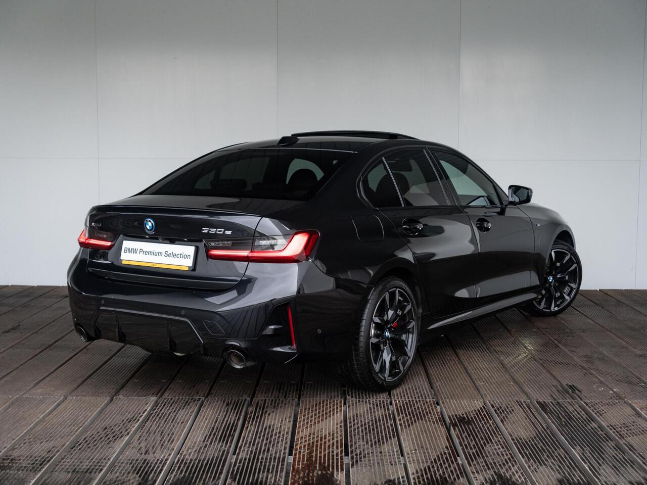 BMW 3-SERIE Sedan 330e xDrive | M Sportpakket Pro | Innovation Pack | Comfort Access | Schuif-/kanteldak | Stoelverwarming | Harman Kardon | Trekhaak