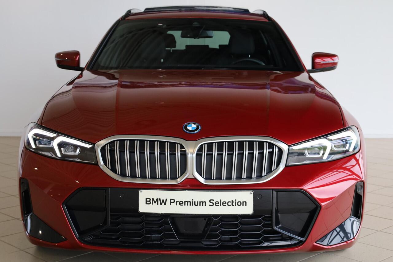 BMW 3-SERIE Touring 330e | M Sportpakket | Comfort Pack | Panorama dak | Trekhaak