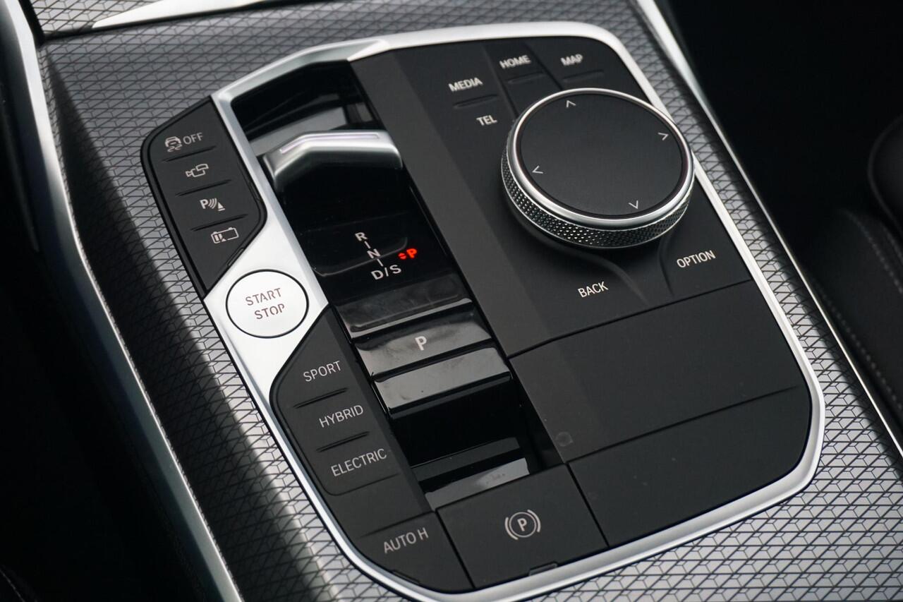 BMW 3-SERIE 330e M Sport Pro Glazen Panoramadak | Innovation Pack | Harman Kardon | Comfort Access | Trekhaak Elektrisch | Stoel- én stuurverwarming | Ekris Selection