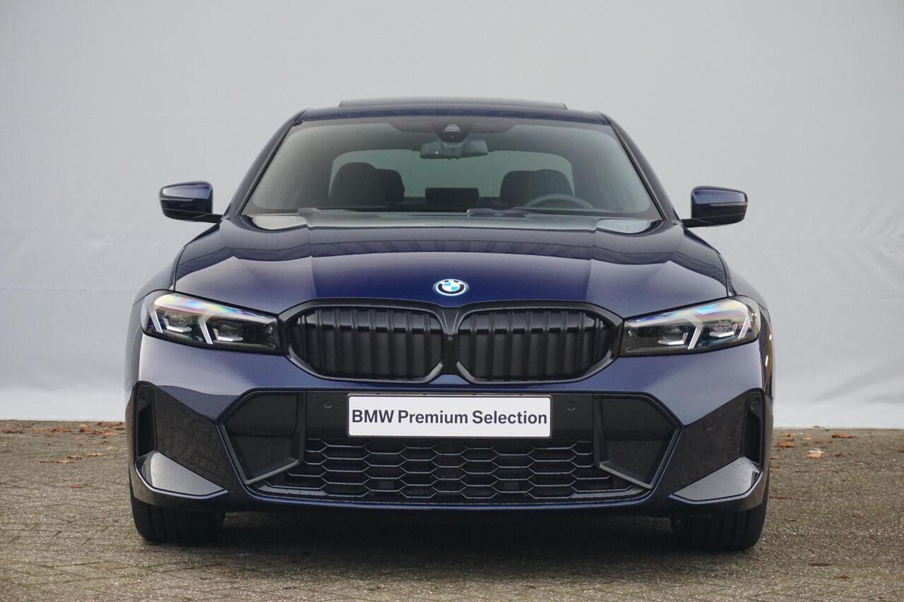 BMW 3-SERIE 330e M Sport Pro Glazen Panoramadak | Innovation Pack | Harman Kardon | Comfort Access | Trekhaak Elektrisch | Stoel- én stuurverwarming | Ekris Selection