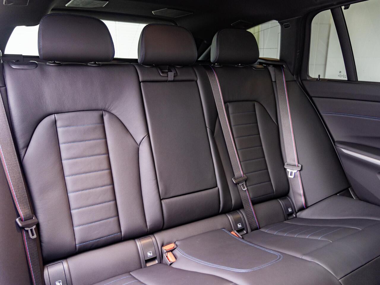 BMW 3-SERIE Touring 330e xDrive M Sport Pro | Trekhaak / Panoramadak / Elektrische Stoelen met Geheugen / Harman Kardon / Driving Assistant Professional