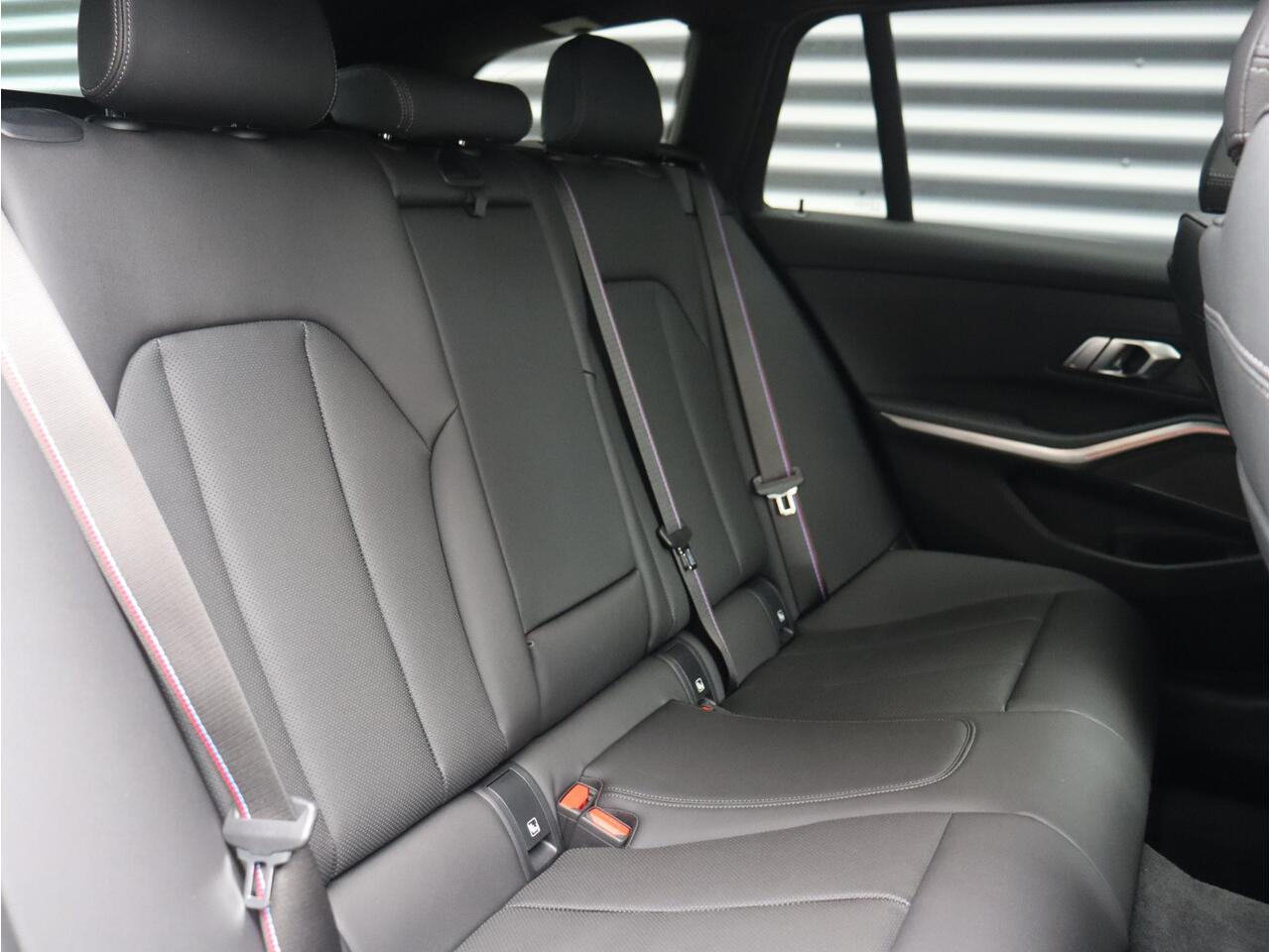 BMW 3-SERIE Touring 330e | M Sportpakket Pro | Panodak | Harman Kardon | Trekhaak | Comfort Access | Adaptive Cruise Control | Adaptieve LED Koplampen | 19'' LMV | Ekris Selection