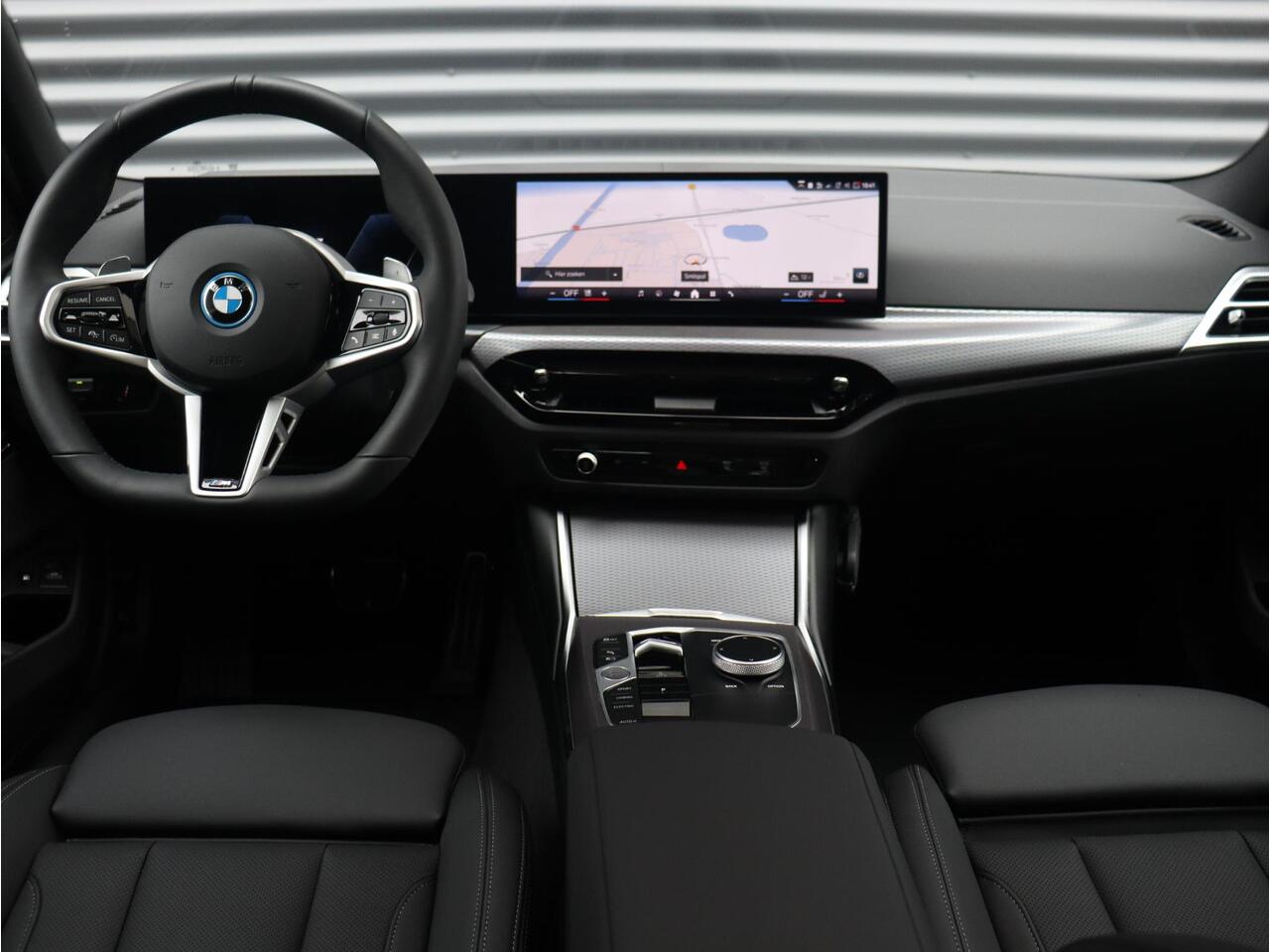 BMW 3-SERIE Touring 330e | M Sportpakket Pro | Panodak | Harman Kardon | Trekhaak | Comfort Access | Adaptive Cruise Control | Adaptieve LED Koplampen | 19'' LMV | Ekris Selection