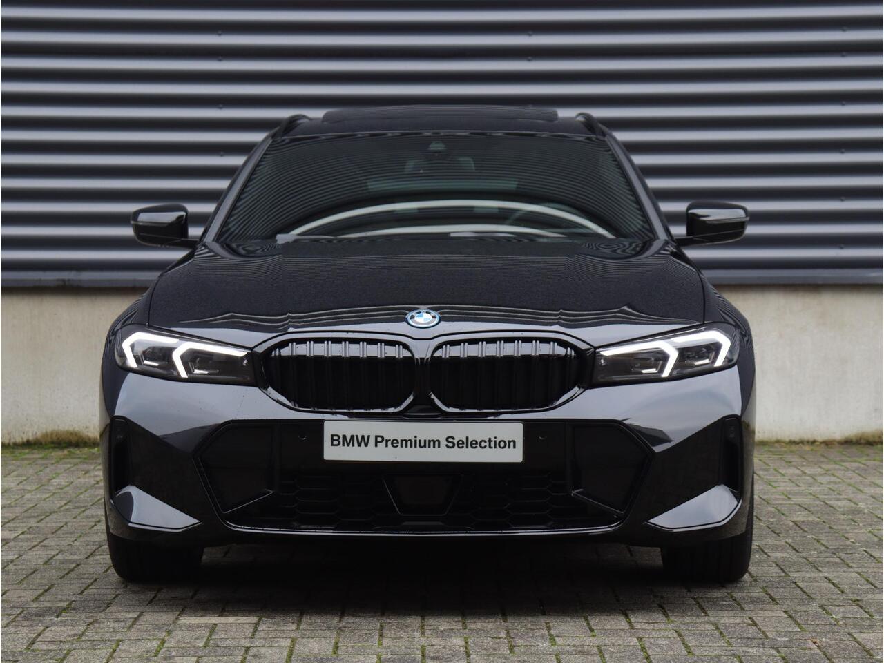 BMW 3-SERIE Touring 330e | M Sportpakket Pro | Panodak | Harman Kardon | Trekhaak | Comfort Access | Adaptive Cruise Control | Adaptieve LED Koplampen | 19'' LMV | Ekris Selection
