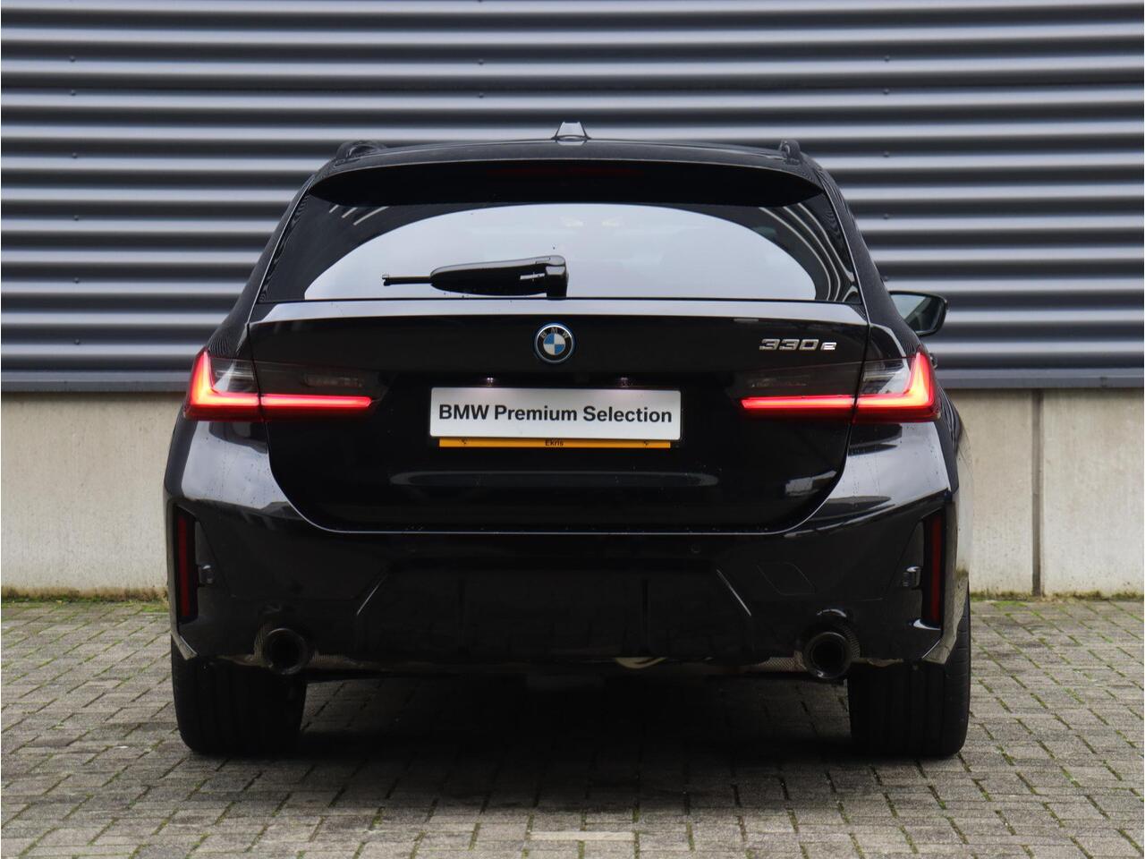 BMW 3-SERIE Touring 330e | M Sportpakket Pro | Panodak | Harman Kardon | Trekhaak | Comfort Access | Adaptive Cruise Control | Adaptieve LED Koplampen | 19'' LMV | Ekris Selection