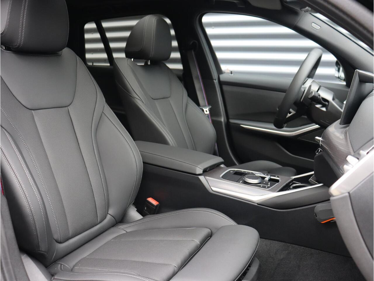 BMW 3-SERIE Touring 330e | M Sportpakket Pro | Panodak | Harman Kardon | Trekhaak | Comfort Access | Adaptive Cruise Control | Adaptieve LED Koplampen | 19'' LMV | Ekris Selection