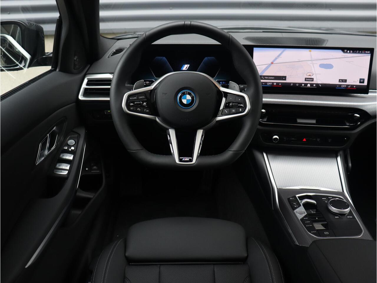 BMW 3-SERIE Touring 330e | M Sportpakket Pro | Panodak | Harman Kardon | Trekhaak | Comfort Access | Adaptive Cruise Control | Adaptieve LED Koplampen | 19'' LMV | Ekris Selection