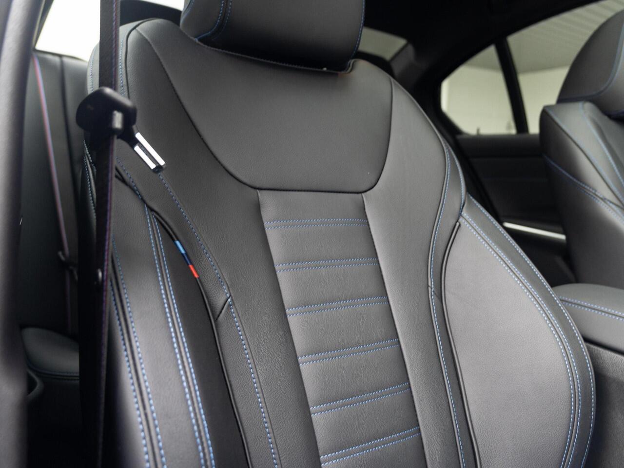 BMW 3-SERIE Sedan 330e | M Sportpakket Pro | Verwarmd Stuurwiel | Comfort Access | Achteruitrijcamera | Schuif-/kanteldak | Stoelverwarming | Harman Kardon | Trekhaak | Ekris Selection