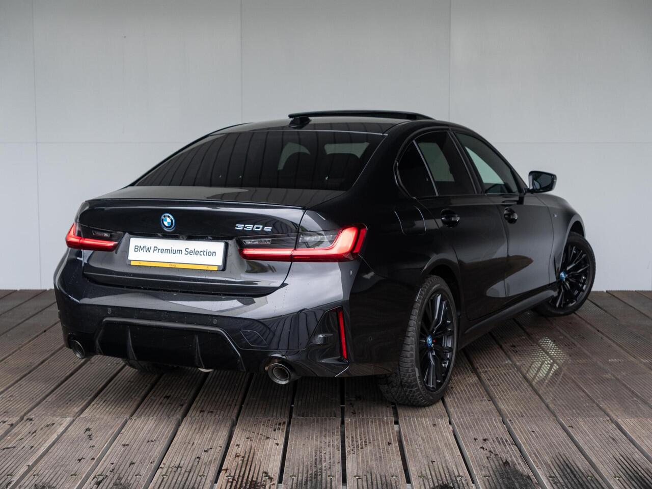 BMW 3-SERIE Sedan 330e | M Sportpakket Pro | Verwarmd Stuurwiel | Comfort Access | Achteruitrijcamera | Schuif-/kanteldak | Stoelverwarming | Harman Kardon | Trekhaak | Ekris Selection