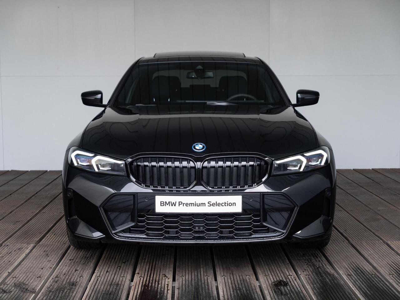 BMW 3-SERIE Sedan 330e | M Sportpakket Pro | Verwarmd Stuurwiel | Comfort Access | Achteruitrijcamera | Schuif-/kanteldak | Stoelverwarming | Harman Kardon | Trekhaak | Ekris Selection